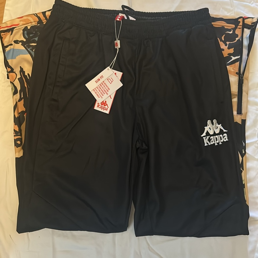 Authentic Kappa men’s joggers with front and back pocket
back pocket has zipper - Picture 3 of 7